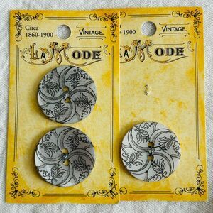 (3) La Mode Vintage Shell Buttons Made in Italy